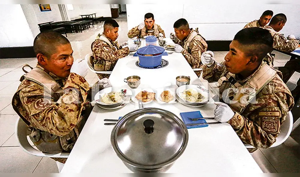 La primera comida, una sopa de fideos y un guiso de carne les aguarda en el comedor, la orden es salir antes de las 6.00 horas. La primera comida, una sopa de fideos y un guiso de carne les aguarda en el comedor, la orden es salir antes de las 6.00 horas.