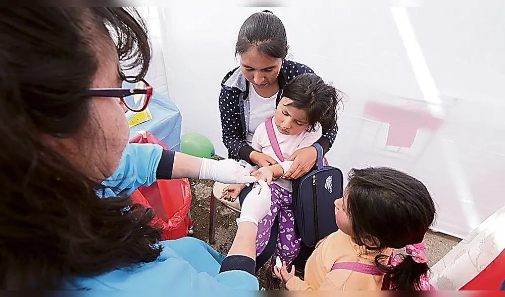 CAMPAÑA CONTRA LA ANEMIA, PRESIDIDA POR EL MINISTRO DE DEFENSA JOSE HUERTA Y LA VICE MINISTRA DE SALUD LINDA AMARO 