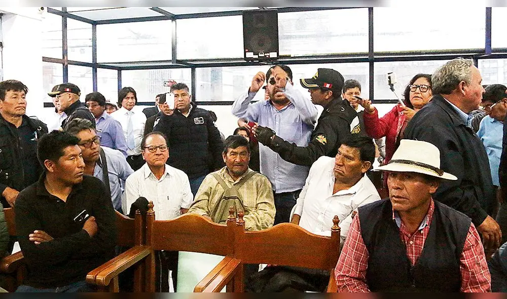 Enfrentamientos. Taxistas que no pertenecen a empresas fueron expulsados del hemiciclo municipal por armar desorden. Enfrentamientos. Taxistas que no pertenecen a empresas fueron expulsados del hemiciclo municipal por armar desorden.