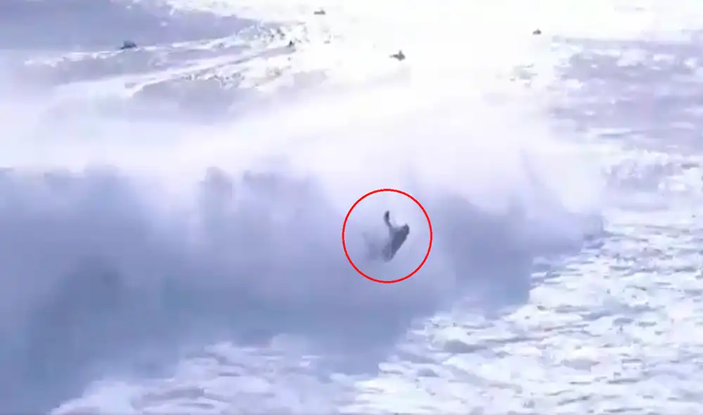 Tal fue el impacto que Botelho salió volando por los aires. Foto: World Surf League.