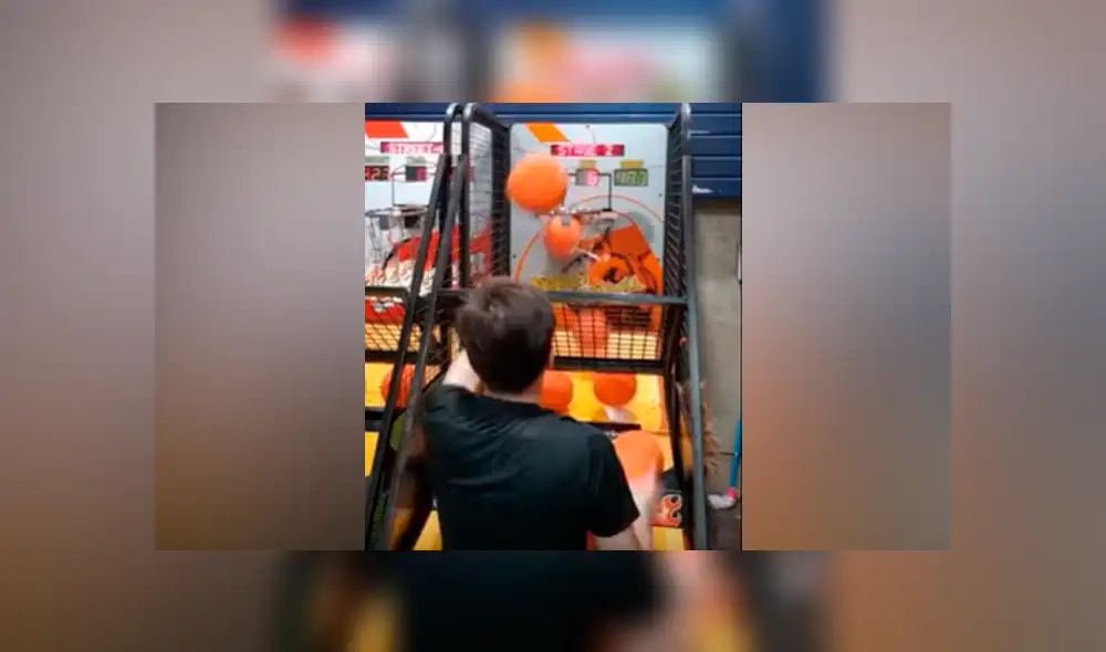 Desliza hacia la izquierda para ver la asombrosa capacidad que tiene este muchacho para encestar con una sola mano. (Foto: captura)