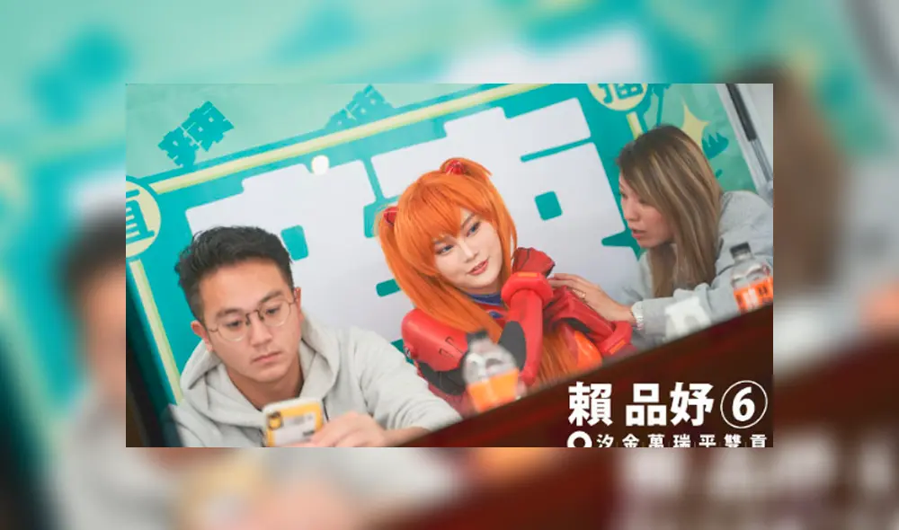 Facebook viral: candidata que hizo cosplay de Asuka de Evangelion gana elección y lo festeja disfrazándose de Sailor Moon