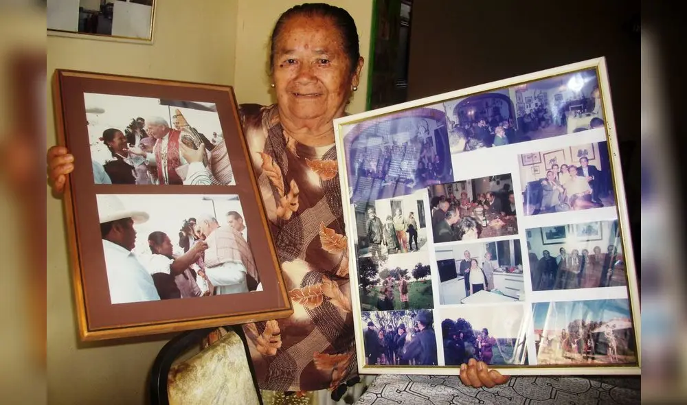 El cuadro más valioso que Josefa conserva es éste cuando le da una ofrenda al Papa Juan Pablo II. Es la única de dos reliquias que tenía de él. Foto: Luis Paucar. El cuadro más valioso que Josefa conserva es éste cuando le da una ofrenda al Papa Juan Pablo II. Es la única de dos reliquias que tenía de él. Foto: Luis Paucar.