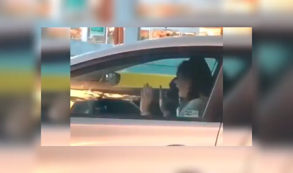 Video es viral en Facebook. La joven empezó a bailar mientras esperaba el cambio de luz de semáforo, cuando se percató de que la estaban mirando