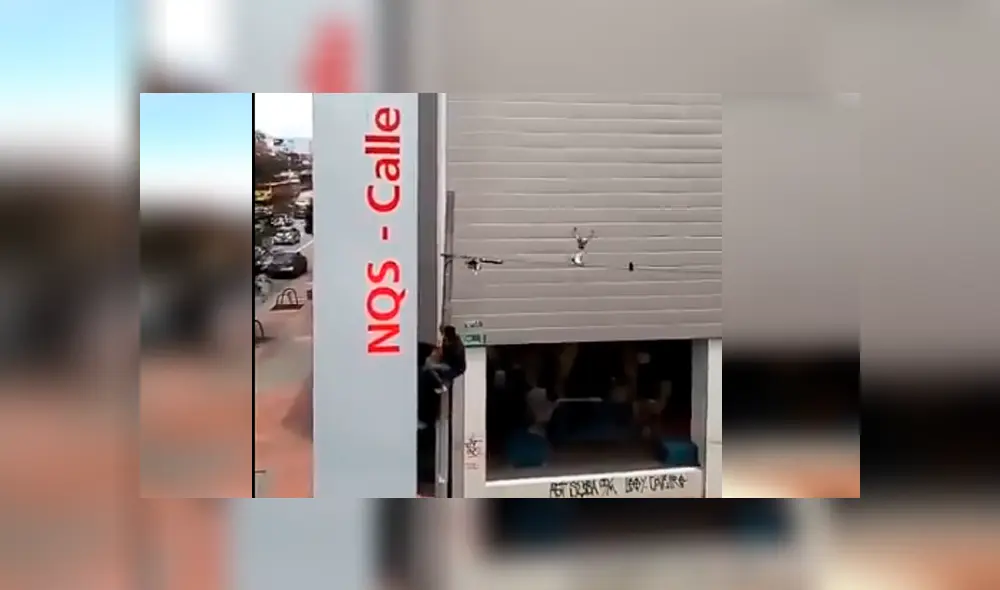 Hombre arriesgó su vida para rescatar a un ave que se había quedado atrapada en un poste de luz