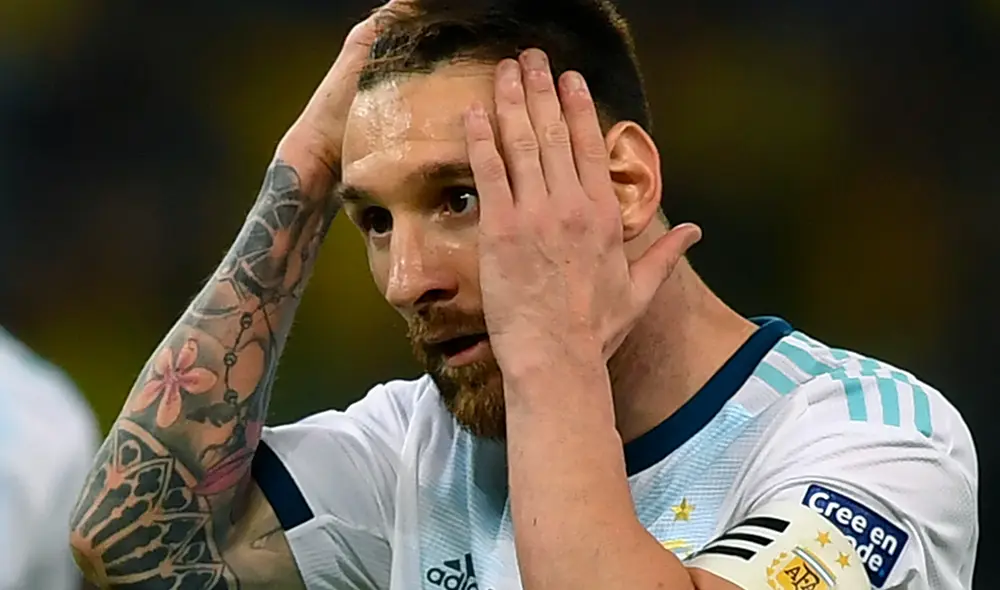 El capitán de la selección Argentina recibió tres meses de suspensión por parte de la Conmebol tras sus fuertes declaraciones en la Copa América. El capitán de la selección Argentina recibió tres meses de suspensión por parte de la Conmebol tras sus fuertes declaraciones en la Copa América.