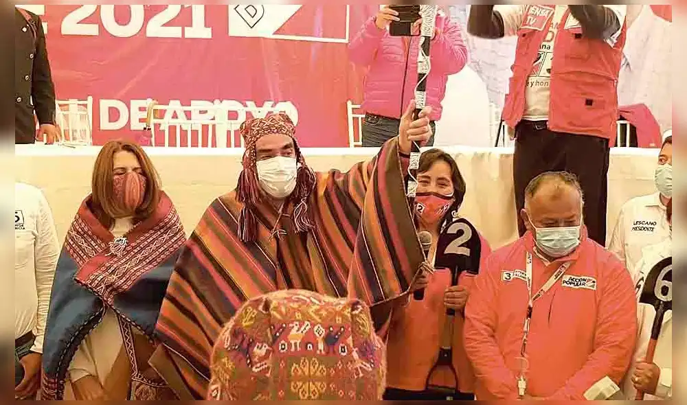 regalos. Yonhy Lescano recibió regalos de los artesanos del distrito de Chinchero, quienes le pidieron construir el aeropuerto.