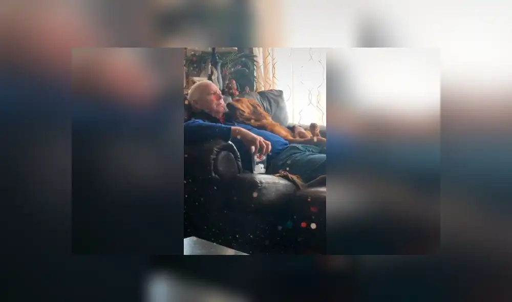 Desliza las imágenes hacia la izquierda para apreciar la conmovedora escena protagonizada por un anciano y su perro. Desliza las imágenes hacia la izquierda para apreciar la conmovedora escena protagonizada por un anciano y su perro.