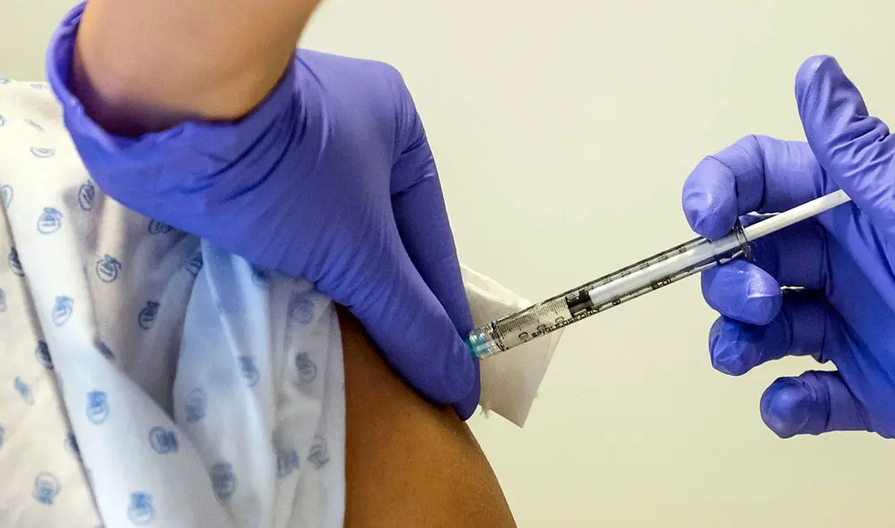 El martes 29 de diciembre, Argentina comenzó la vacunación contra la COVID-19 a trabajadores de la salud de todo el país. Foto: EFE