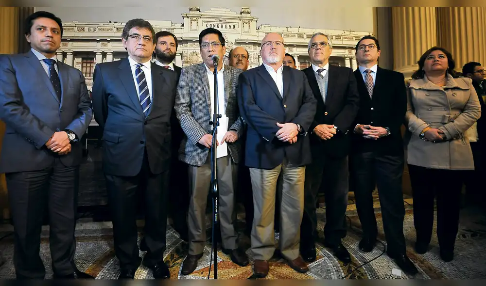 Gino Costa es el tercer congresista en renunciar a la bancada oficialista