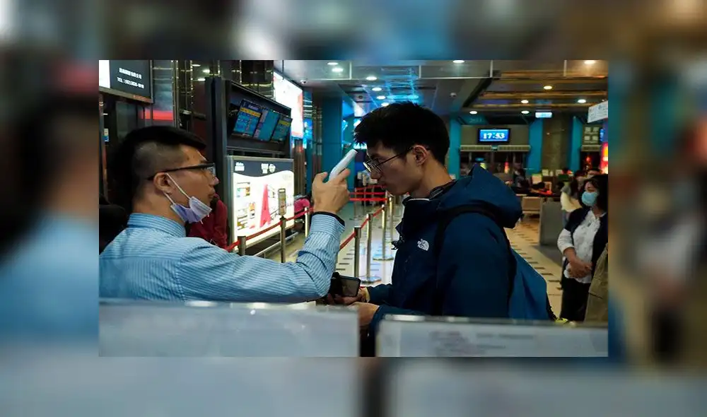 La prueba para detectar fiebre se ha vuelto habitual en un sinnúmero de aeropuertos. Foto: EFE