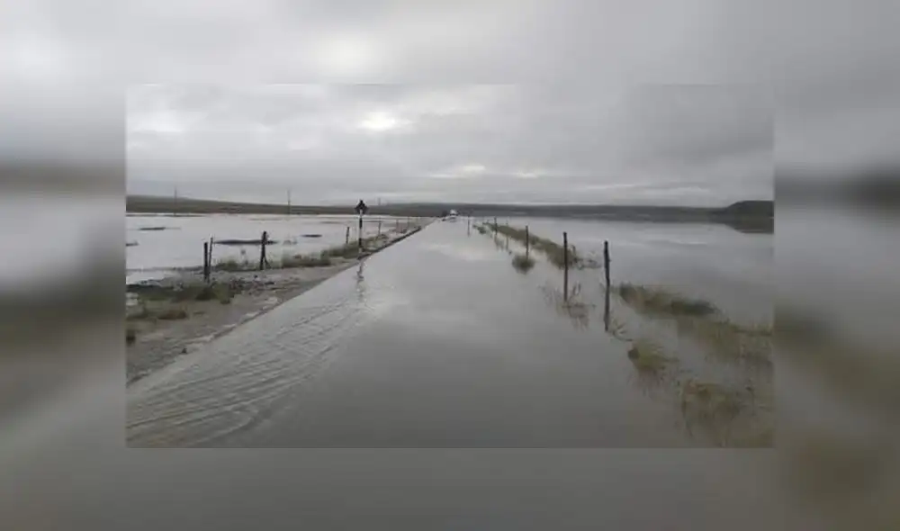 Desbordé inundó aproximadamente 500 metros de la carretera.