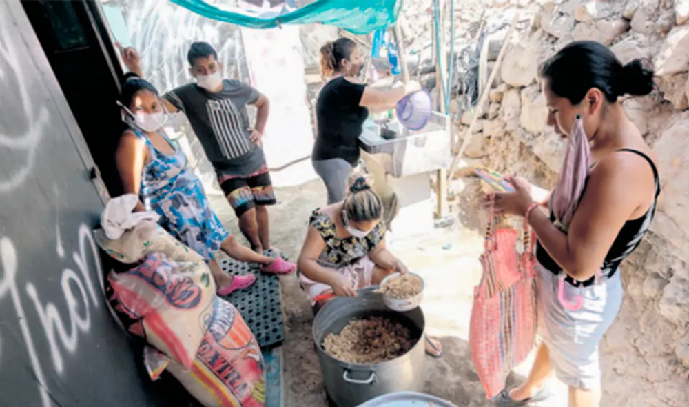 Hilda Guevara, dirigente vecinal prepara alimentos en su casa que ella misma sirve para sus vecinos. (Foto: Antonio Meglarejo) Hilda Guevara, dirigente vecinal prepara alimentos en su casa que ella misma sirve para sus vecinos. (Foto: Antonio Meglarejo)