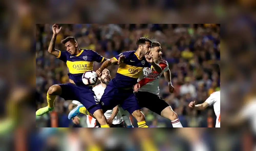 Momento exacto donde la pelota choca en la mano de Emanuel Más previo al gol de Boca Juniors Momento exacto donde la pelota choca en la mano de Emanuel Más previo al gol de Boca Juniors