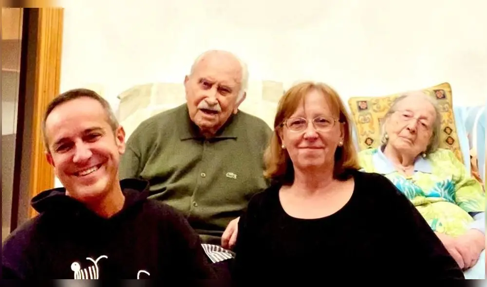 Victor Sandoval junto a sus padres y su hermana. (Foto: Instagram)