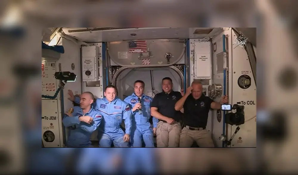 This NASA video frame grab image shows NASA SpaceX�s Crew Dragon astronauts Douglas Hurley(R) and Robert Behnken(2ndR) arriving after the hatch opened to the International Space Station posing with other astronauts on May 31, 2020. - US astronauts on a SpaceX Crew Dragon capsule were completing final close out procedures before entering the International Space Station after the hatch was opened between the two vessels. The hatch opened at 1:02 pm Eastern Time (1702 GMT) as Bob Behnken and Doug Hurley were poised to cross over into the station, the first US astronauts to arrive on an American spacecraft in nine years. (Photo by Handout / NASA TV / AFP) / RESTRICTED TO EDITORIAL USE - MANDATORY CREDIT "AFP PHOTO /NASA TV/HANDOUT " - NO MARKETING - NO ADVERTISING CAMPAIGNS - DISTRIBUTED AS A SERVICE TO CLIENTS