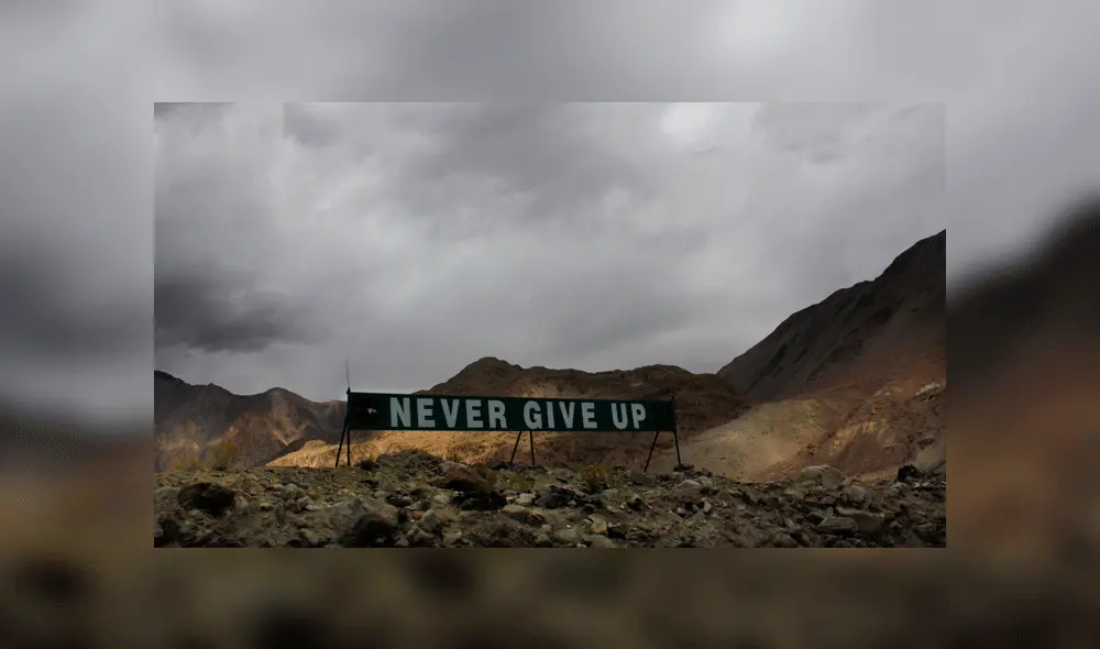"Nunca te rindas", letrero colocado por las tropas indias en Ladakh. Foto: AP. "Nunca te rindas", letrero colocado por las tropas indias en Ladakh. Foto: AP.