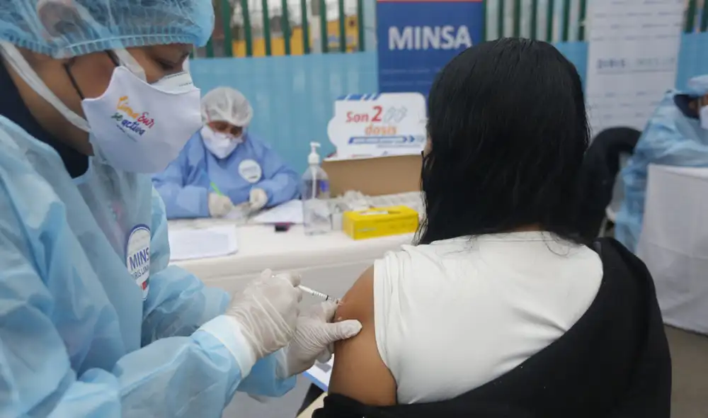 Minsa recordó que personas deben llevar su DNI, así como asistir con doble mascarilla y protector facial. Foto: Carlos Contreras / La República Minsa recordó que personas deben llevar su DNI, así como asistir con doble mascarilla y protector facial. Foto: Carlos Contreras / La República