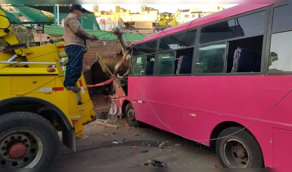Coaster se empotró contra pared y aplastó a joven