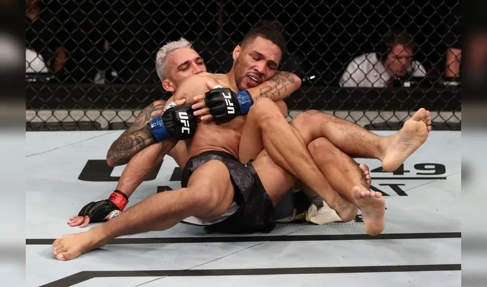 Charles Oliveira rinde a Kevin Lee. Charles Oliveira rinde a Kevin Lee.