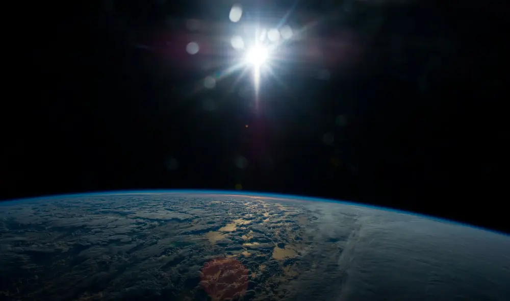 Vista del Sol y la Tierra desde la Estación Espacial Internacional. Foto: NASA