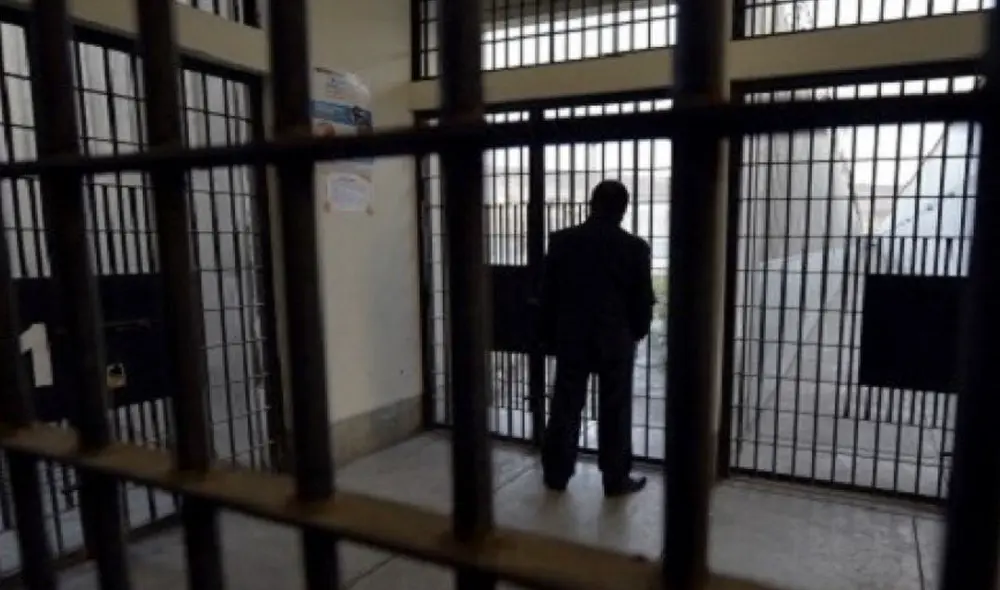 Los reclusos fueron esposados a una pared y obligados escuchar la conocida melodía infantil. Foto: AFP/referencial Los reclusos fueron esposados a una pared y obligados escuchar la conocida melodía infantil. Foto: AFP/referencial