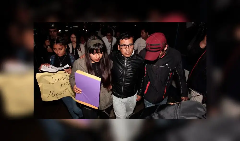 Padre de Joseph Huashuayo se acompañó de sus familiares para escuchar la audiencia en la que esperaban seis meses de prisión preventiva para Melisa González. (Foto: Aldair Mejía / La República) Padre de Joseph Huashuayo se acompañó de sus familiares para escuchar la audiencia en la que esperaban seis meses de prisión preventiva para Melisa González. (Foto: Aldair Mejía / La República)
