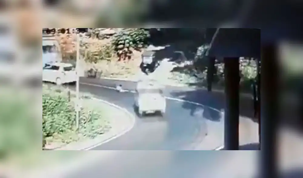 Niño cae desde auto en pleno movimiento y se salva de ser atropellado [VIDEO]