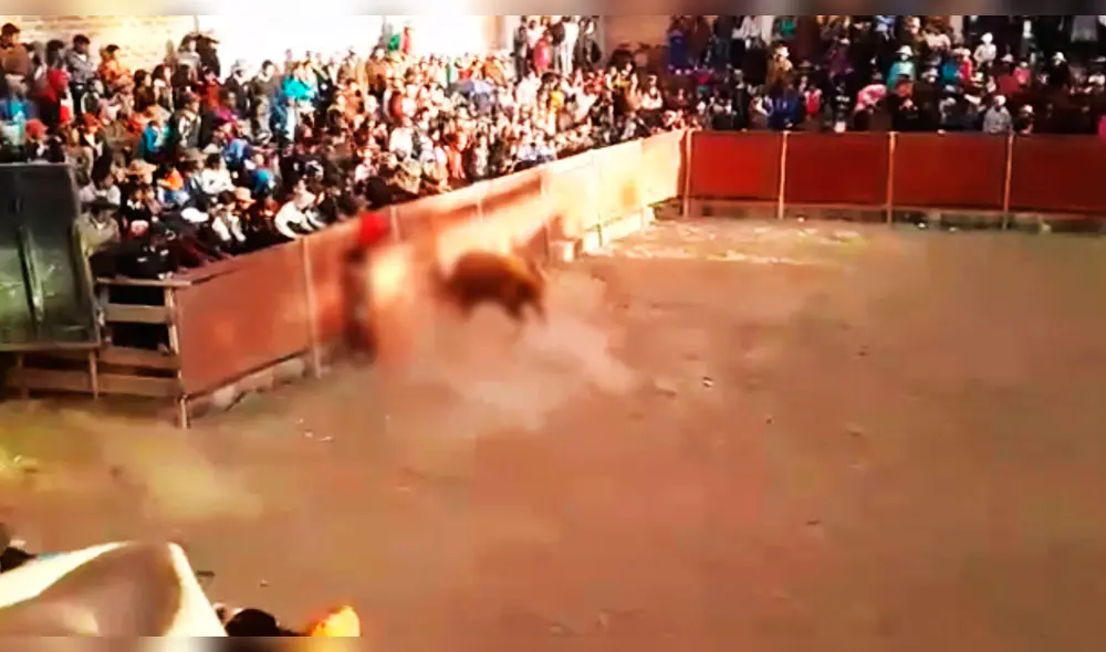 Inesperado ataque sorprendió a  los asistentes a la corrida.