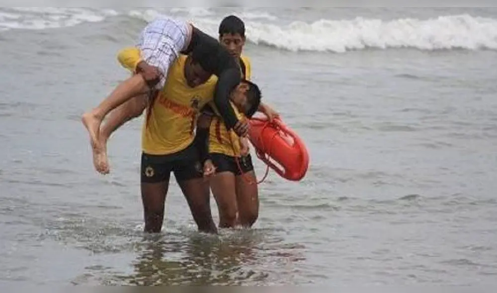 Rescatan a turista de morir ahogado en playa de Tumbes