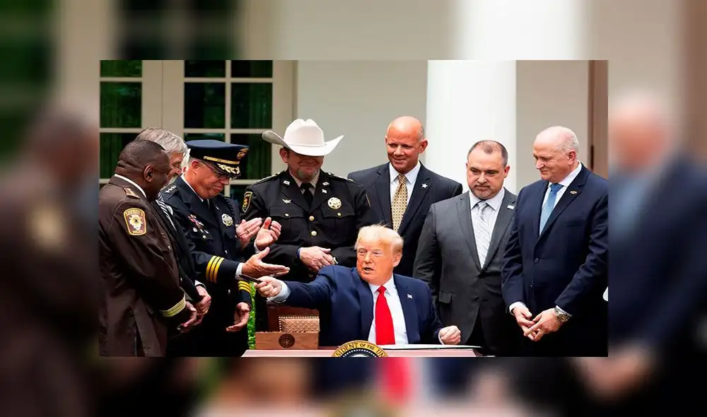 Donald Trump antes de firmar el decreto. Foto: EFE