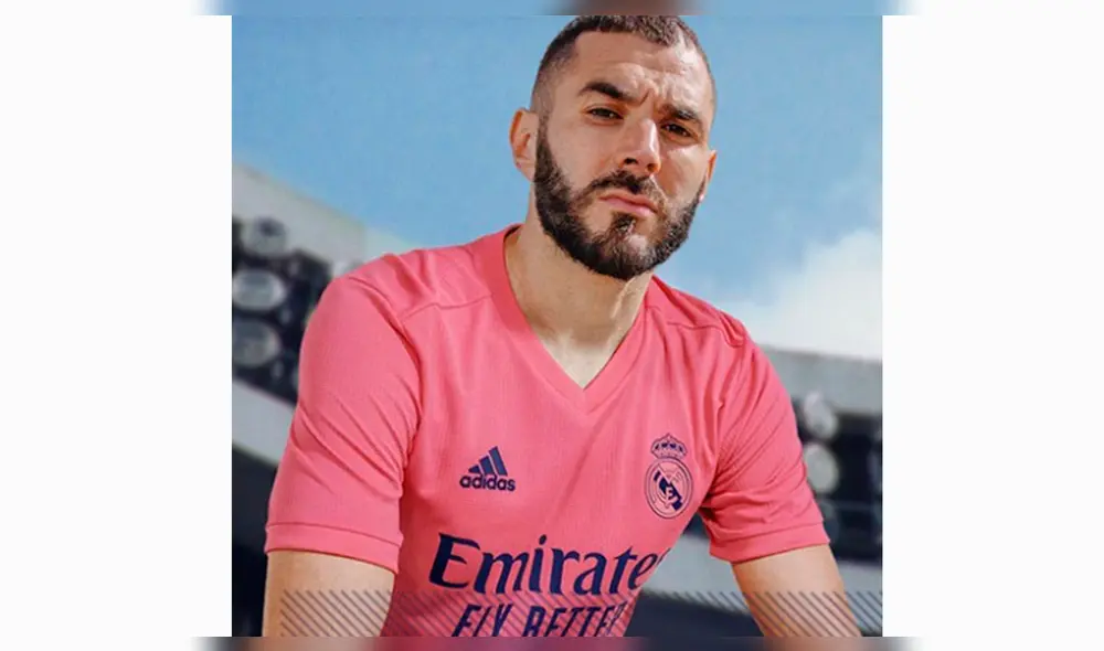 Real Madrid presentó su nueva equipación en la que destaca la camiseta alterna .