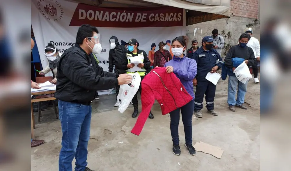 Reparten 15 mil casacas a población vulnerable de Ate Vitarte. / Creditos: María Pía Ponce/ URPI-GLR