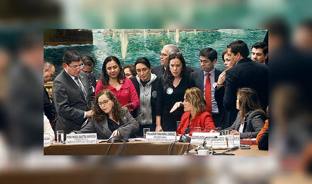 19 congresistas integran la Comisión de Constitución. Bartra preside el grupo de trabajo y 10 de FP, Apra, Acción Republicana y Contigo están en contra del adelanto de elecciones. 19 congresistas integran la Comisión de Constitución. Bartra preside el grupo de trabajo y 10 de FP, Apra, Acción Republicana y Contigo están en contra del adelanto de elecciones.