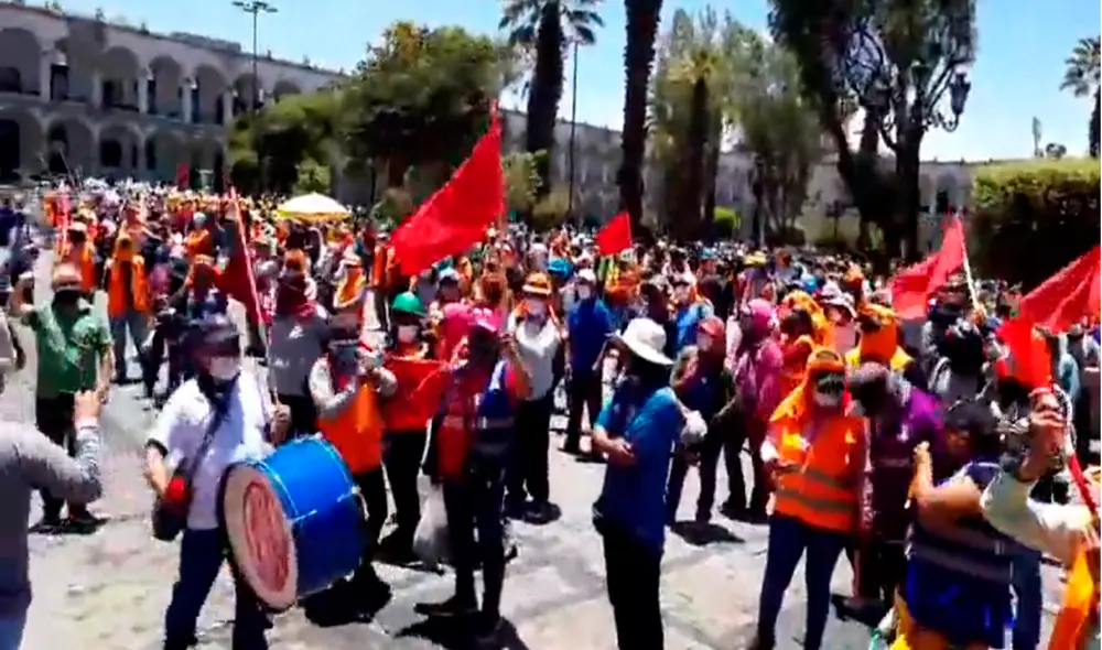 Protestantes recorrieron calles de Arequipa hasta la Plaza de Armas. Foto: Captura de video. Protestantes recorrieron calles de Arequipa hasta la Plaza de Armas. Foto: Captura de video.