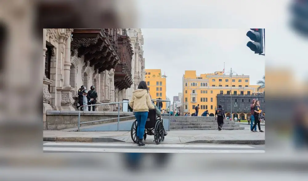 Municipalidad de Lima construyó rampas para mejorar acceso a la Plaza Mayor de personas con discapacidad. Créditos: Difusión.