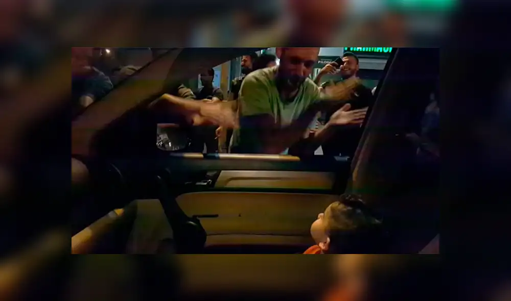 Los jóvenes dejaron de protestar y realizaron la coreografía del 'famoso' tema infantil para alegrar al menor. Foto: captura.