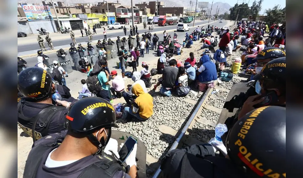 Cerca de 150 personas quedaron varadas en el kilómetro 17 de la Carretera Central mientras intentaban llegar a Junín. (Foto: Michael Ramon) Cerca de 150 personas quedaron varadas en el kilómetro 17 de la Carretera Central mientras intentaban llegar a Junín. (Foto: Michael Ramon)