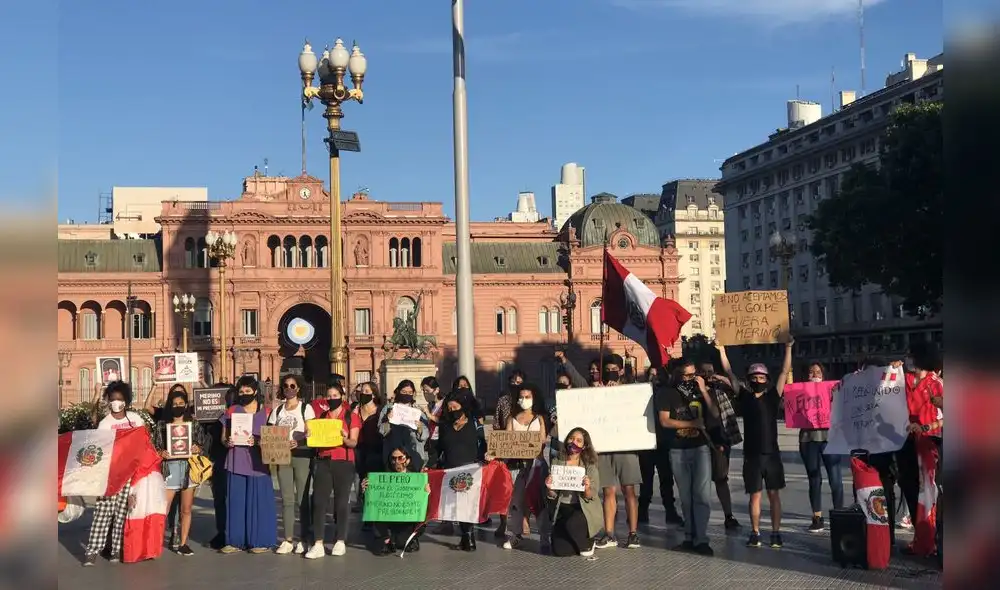 A market trader shows different currency notes in Caracas on March 10, 2019, during the third day of a massive power outage which has left Venezuelans without communications, electricity and water. - The unprecedented power outage already left 15 patients dead and threatens to extend indefinitely, increasing distress for the severe political and economic crisis hitting the oil-rich South American nation. (Photo by Cristian Hernandez / AFP) A market trader shows different currency notes in Caracas on March 10, 2019, during the third day of a massive power outage which has left Venezuelans without communications, electricity and water. - The unprecedented power outage already left 15 patients dead and threatens to extend indefinitely, increasing distress for the severe political and economic crisis hitting the oil-rich South American nation. (Photo by Cristian Hernandez / AFP)