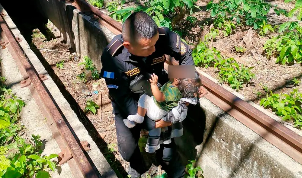 El secuestro fue grabado por cámaras de seguridad y el bebé fue encontrado por los agentes. Foto: Twitter El secuestro fue grabado por cámaras de seguridad y el bebé fue encontrado por los agentes. Foto: Twitter