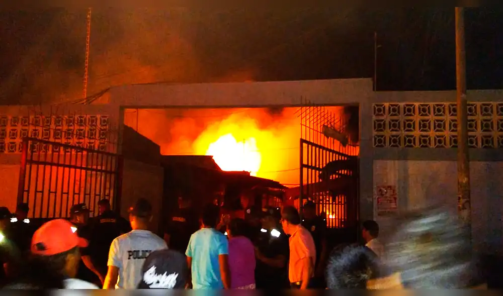 Talara: incendio desapareció puestos de mercado Acapulco