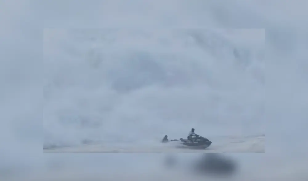 El conductor de la moto acuática realizó uno de los rescates más sorprendentes en la historia del surf. Foto: captura