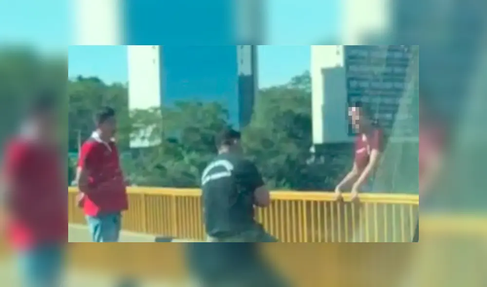 Mujer cruzó la valla y estuvo a punto de lanzarse al vacío cuando en la escena apareció un policía que le salvó la vida. Foto: Difusión Mujer cruzó la valla y estuvo a punto de lanzarse al vacío cuando en la escena apareció un policía que le salvó la vida. Foto: Difusión