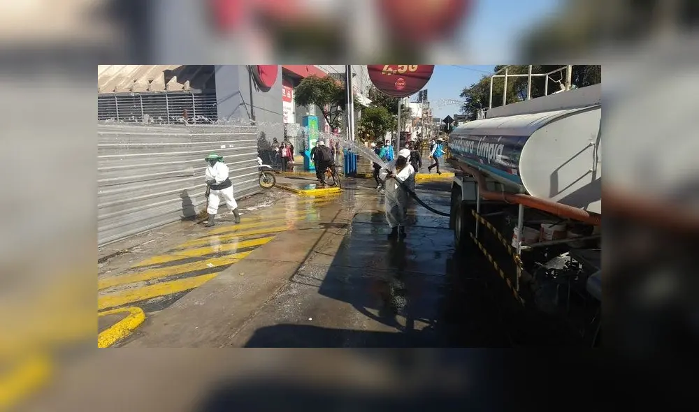 Trabajadores de dos municipios se unieron para desinfectar una de las vías más importantes de Arequipa.