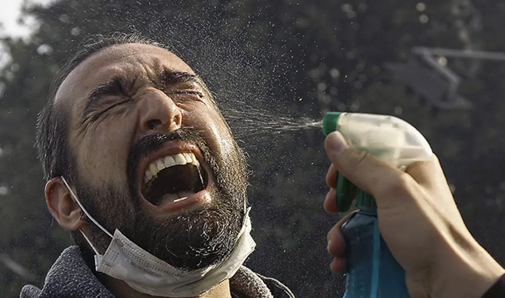 Angustia. Manifestante afectado por el gas lacrimógeno. (Foto: Jorge Cerdán) Angustia. Manifestante afectado por el gas lacrimógeno. (Foto: Jorge Cerdán)