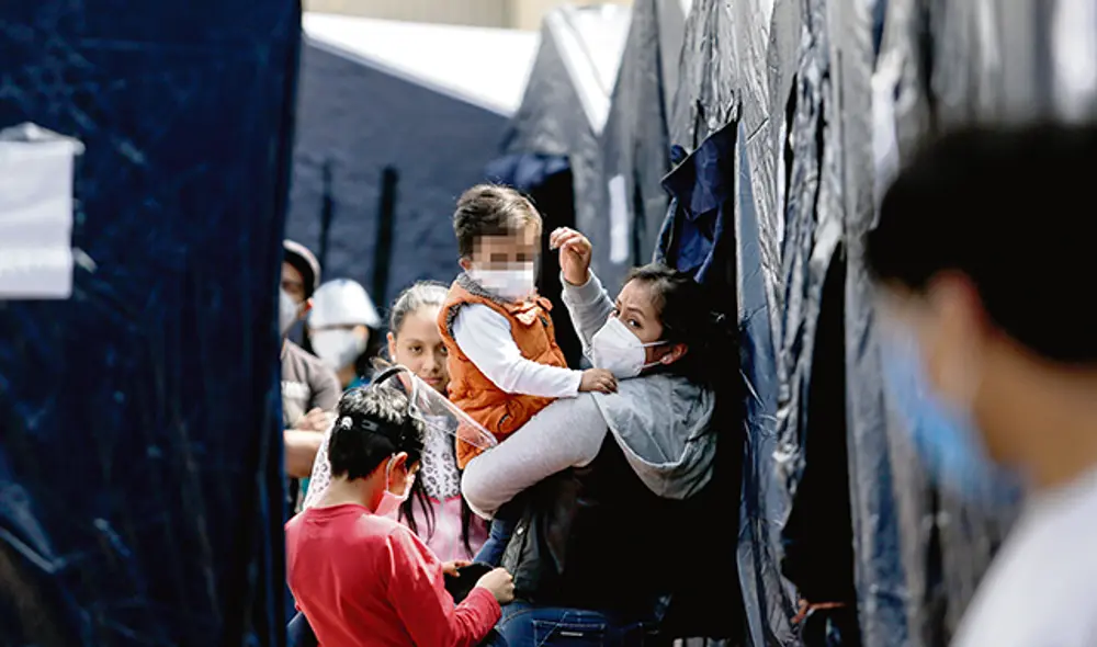 Drama. Regina y Rosa, dos de las damnificadas, necesitan ayuda para ellas y sus hijos. Se mantenían con trabajos eventuales y ahora viven en carpas. Foto: Antonio Melgarejo.