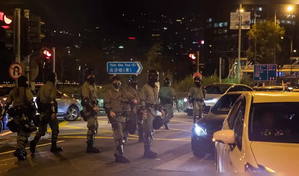 Policía rodea el campus de la Universidad Politécnica en Hong Kong.