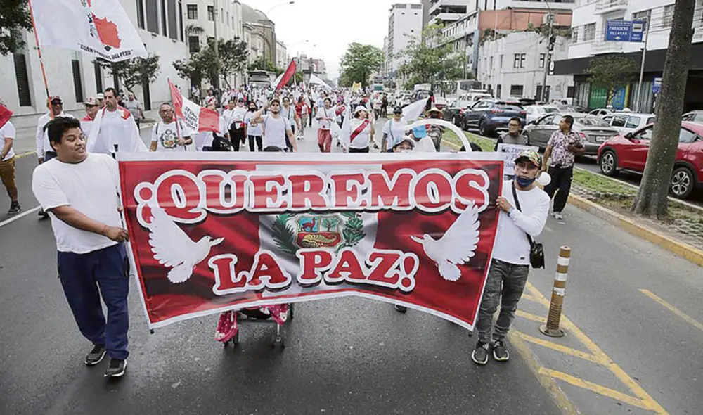 En Lima. Cientos de personas se dieron cita en el centro de la capital para exigir no más violencia. A la marcha asistieron algunos miembros de La Resistencia. Foto: Rodrigo Talavera/LR En Lima. Cientos de personas se dieron cita en el centro de la capital para exigir no más violencia. A la marcha asistieron algunos miembros de La Resistencia. Foto: Rodrigo Talavera/LR