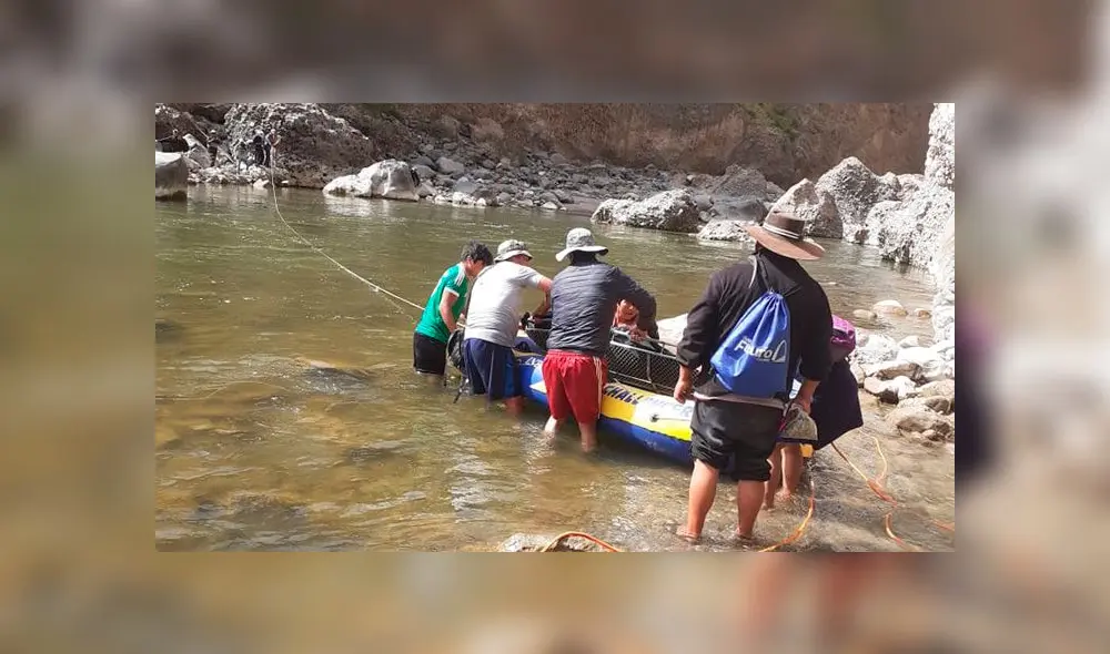 Policías y pobladores ayudaron con el rescate del cuerpo en el río Colca. Policías y pobladores ayudaron con el rescate del cuerpo en el río Colca.
