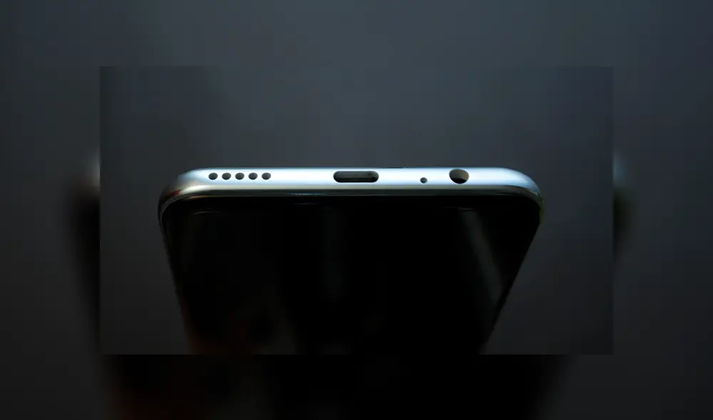 Parte inferior: entrada de 3.5mm, puerto USB tipo C y altavoces. | Foto: Carol Larrain